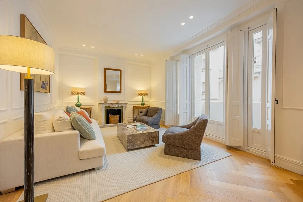 Classic 3-bed apartment in classic building in Almagro, Chamberí