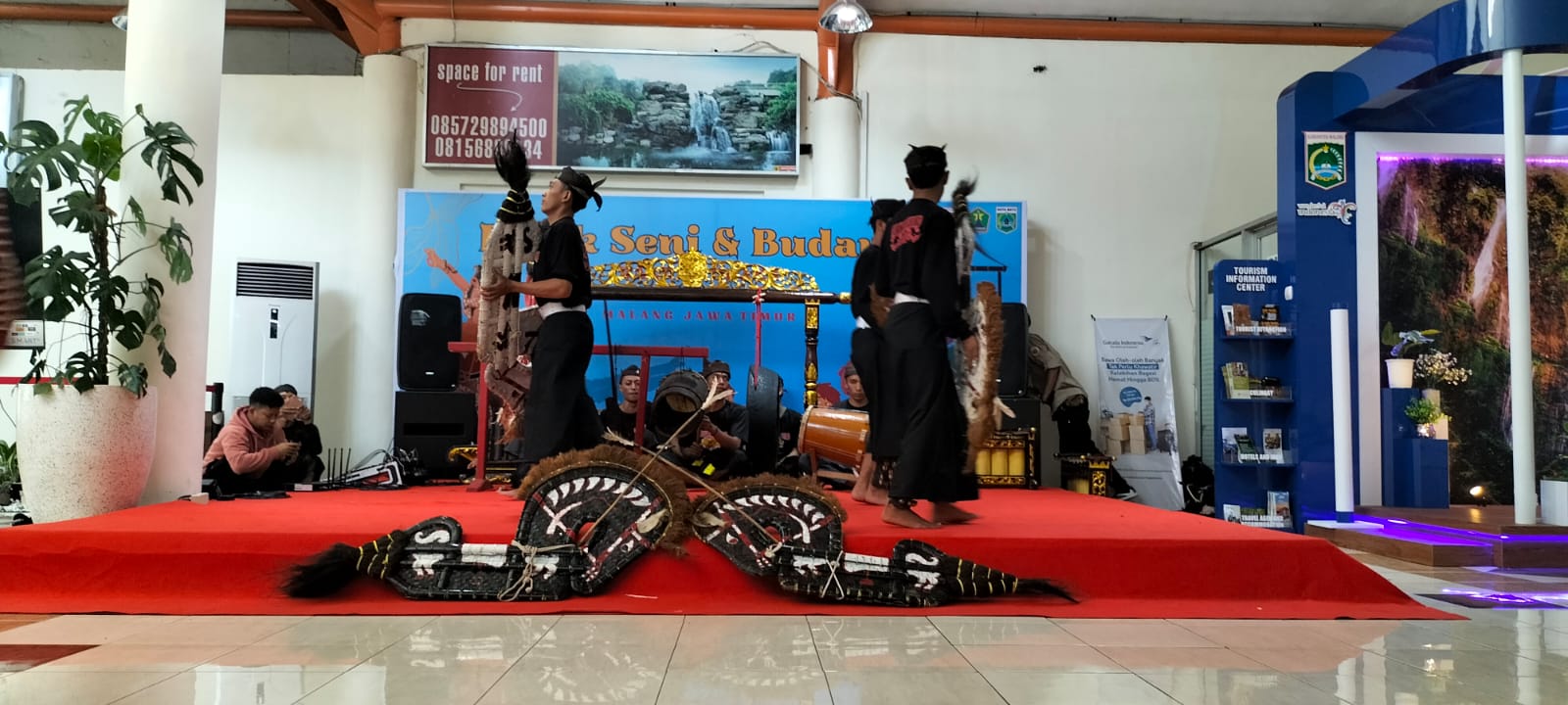 POJOK SENI DAN BUDAYA DI BANDARA ABDUL RACHMAN SALEH