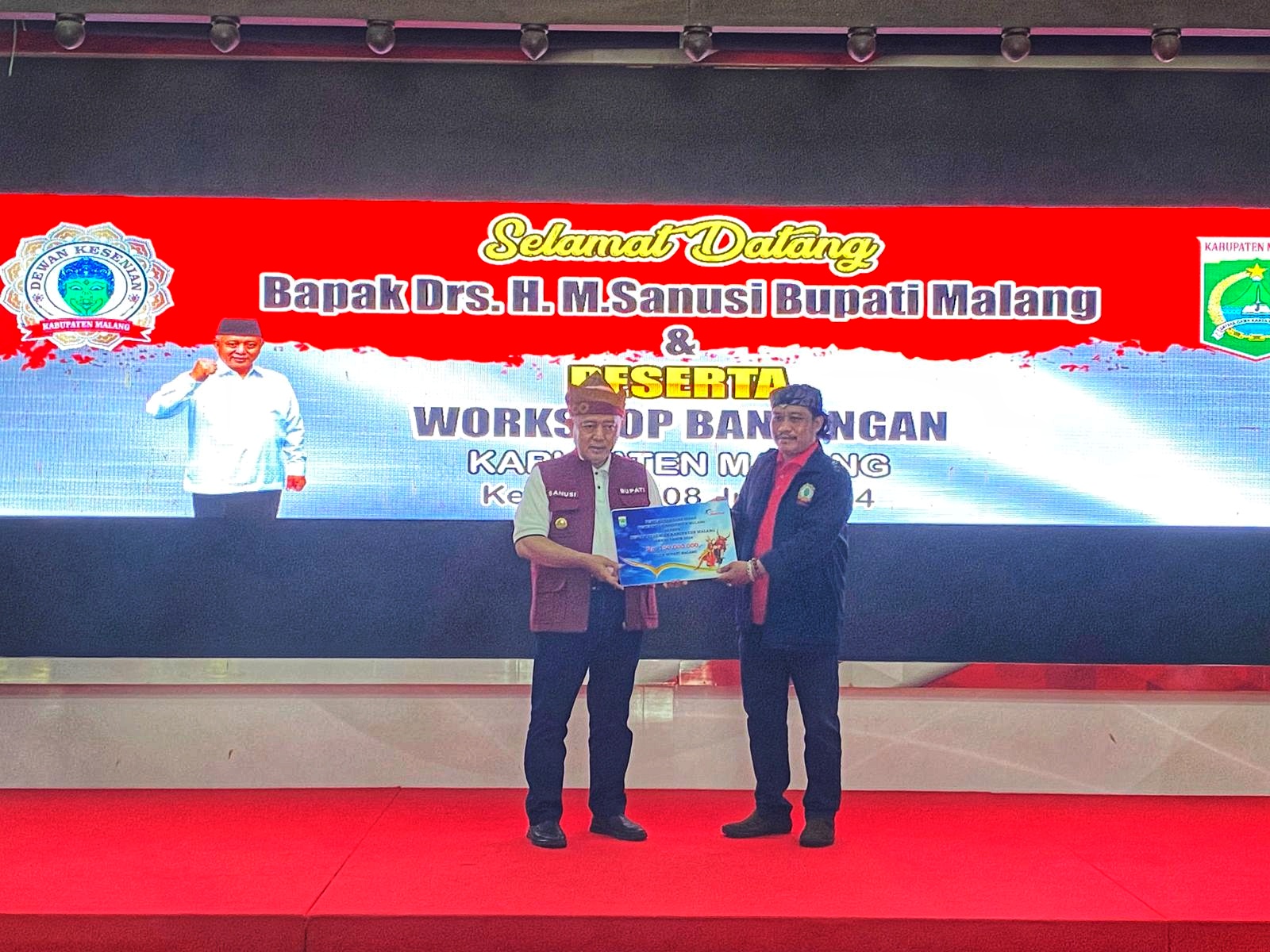 Buka Workshop Bantengan, Bupati Malang Serahkan Dana Hibah Dewan Kesenian Kabupaten Malang (DKKM) 2024