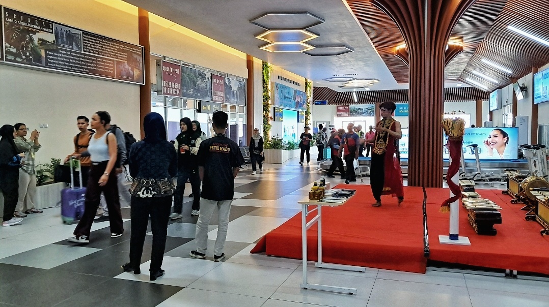 Tari Wanci Kahuripan Meriahkan Pojok Promosi Bandara Abdulrachman Saleh
