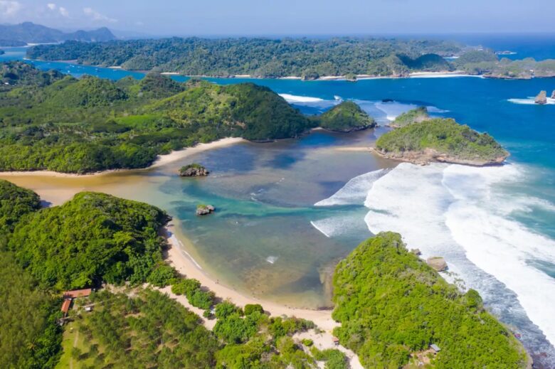 Keeksotisan Pantai Teluk Asmara di Malang, Disebut Sebagai Raja Ampat-nya Pulau Jawa