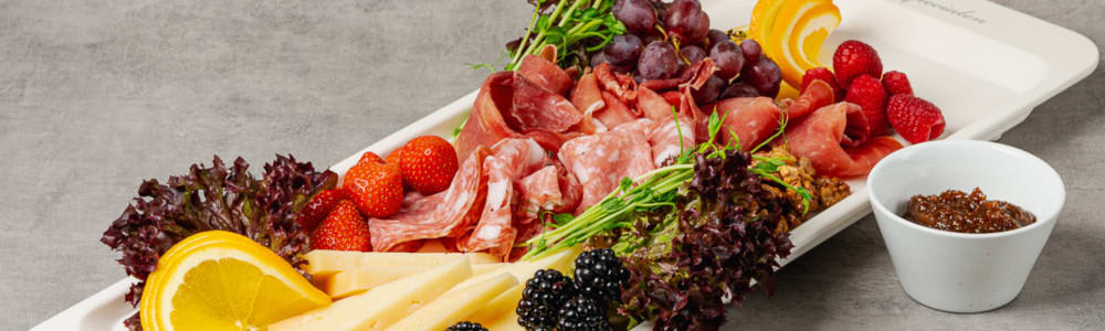 Bilde av et fat med spekemat.