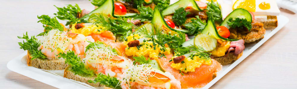 Bilde av et fat med snitter.