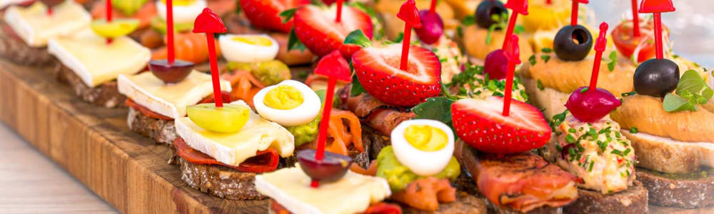 Bilde av en fjøl full av pintxos.