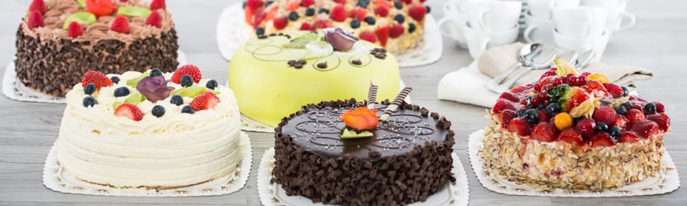 Bilde av et bord fullt av kaker.