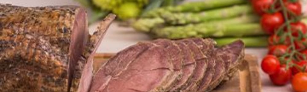 Bilde av oppskåret lammestek og grønnsaker.