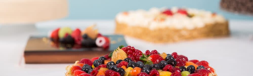 Bilde av forskjellige kaker på et bord.