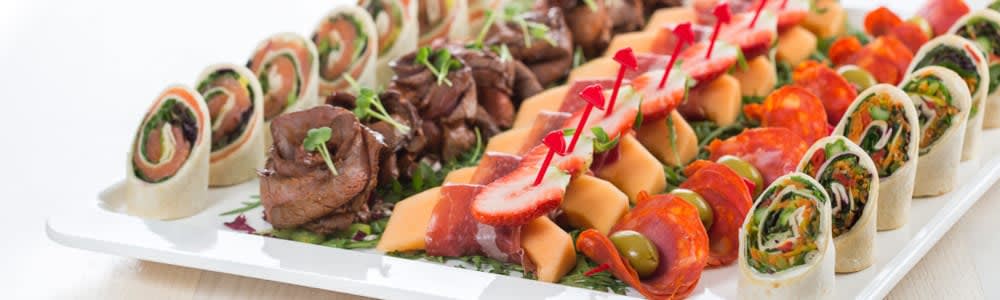 Bilde av et fat fullt av tapasretter.