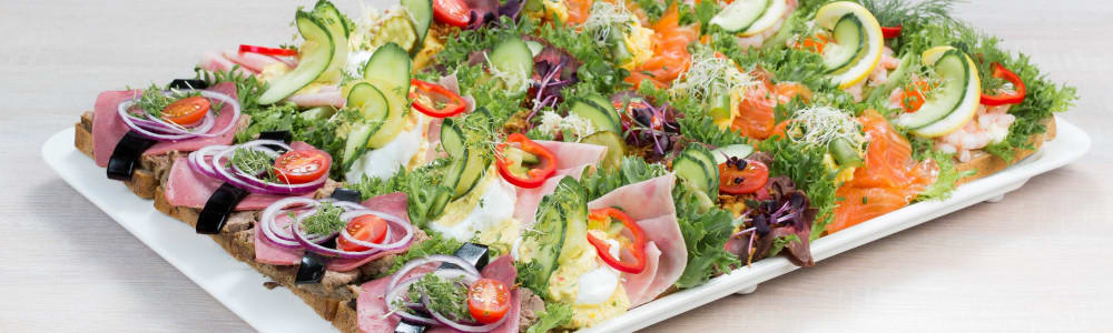 Bilde av et fat med snitter.