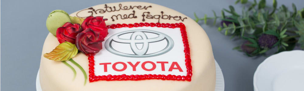 Bilde av en kake med tekst og firmalogo.