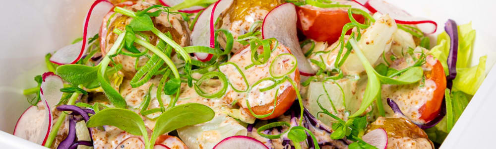 Nærbilde av en grønn potetsalat.