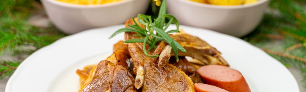 Bilde av en pinnekjøtt middag med tilbehør.