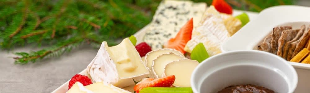 Nærbilde av et ostefat fra julemenyen.