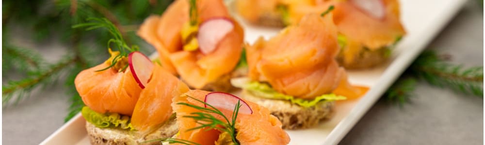 Nærbilde av et fat med gravet laks.