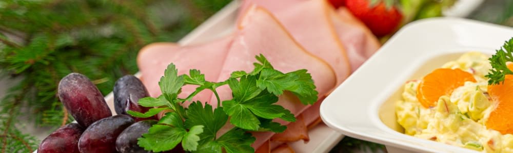 Nærbilde av et fat med juleskinke.