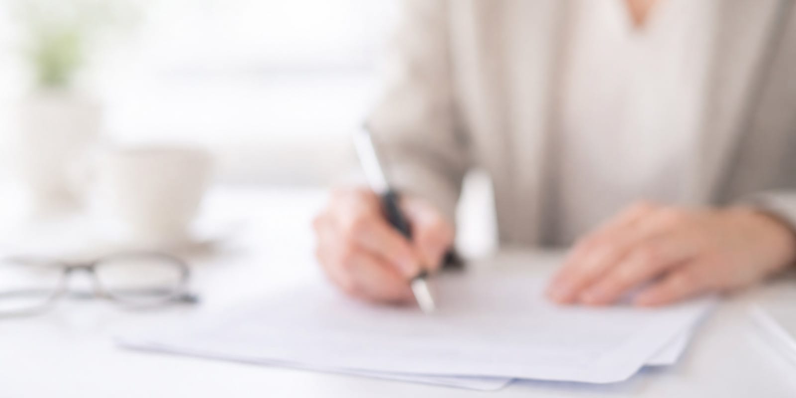 Signering av dokumenter i lyst og uskarpt miljø