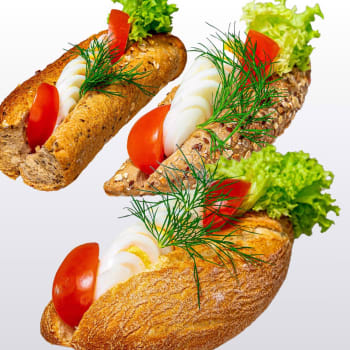 Baguette med egg og tomat