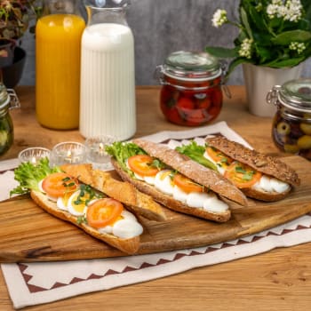 Baguette med egg og tomat