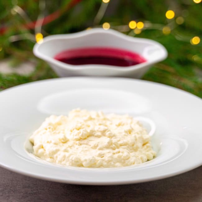 Riskrem med rød saus