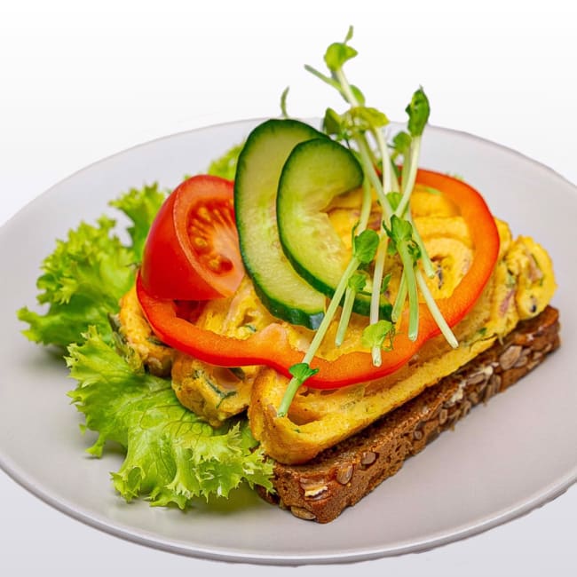 Smørbrød med skinkeomelett