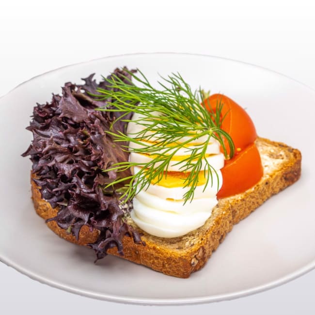 Smørbrød med egg og tomat