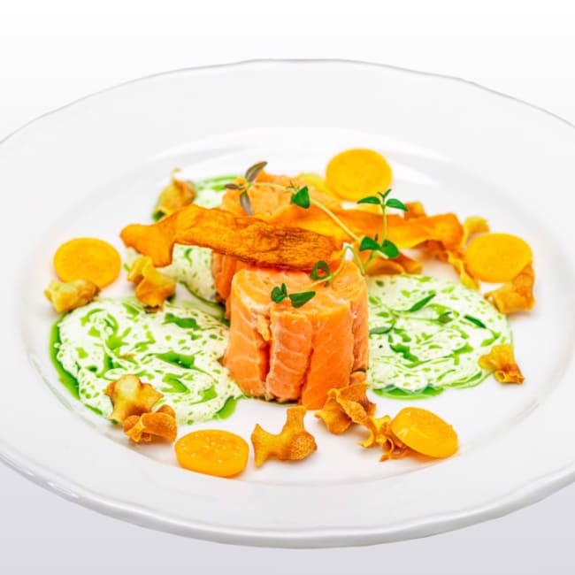 Posjert ørret med rotgrønnsaker