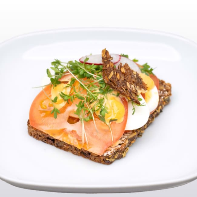 Dansk smørbrød med egg og tomat