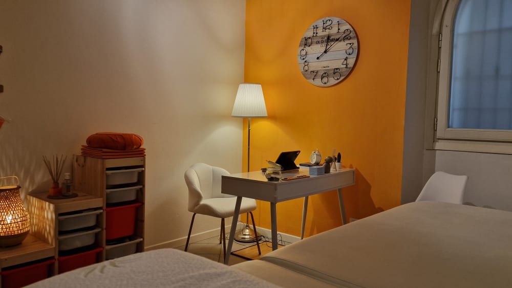 Studio Cielo Terra - Angolo studio con scrivania e parete oro