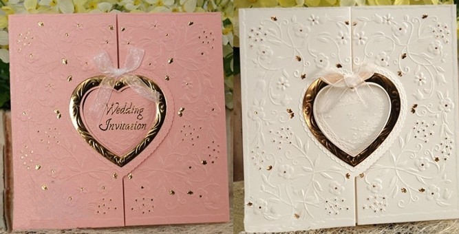Thiệp cưới hình vuông có viền trái tim