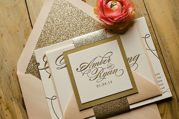 Mẫu thiệp cưới khắc chữ ánh kim