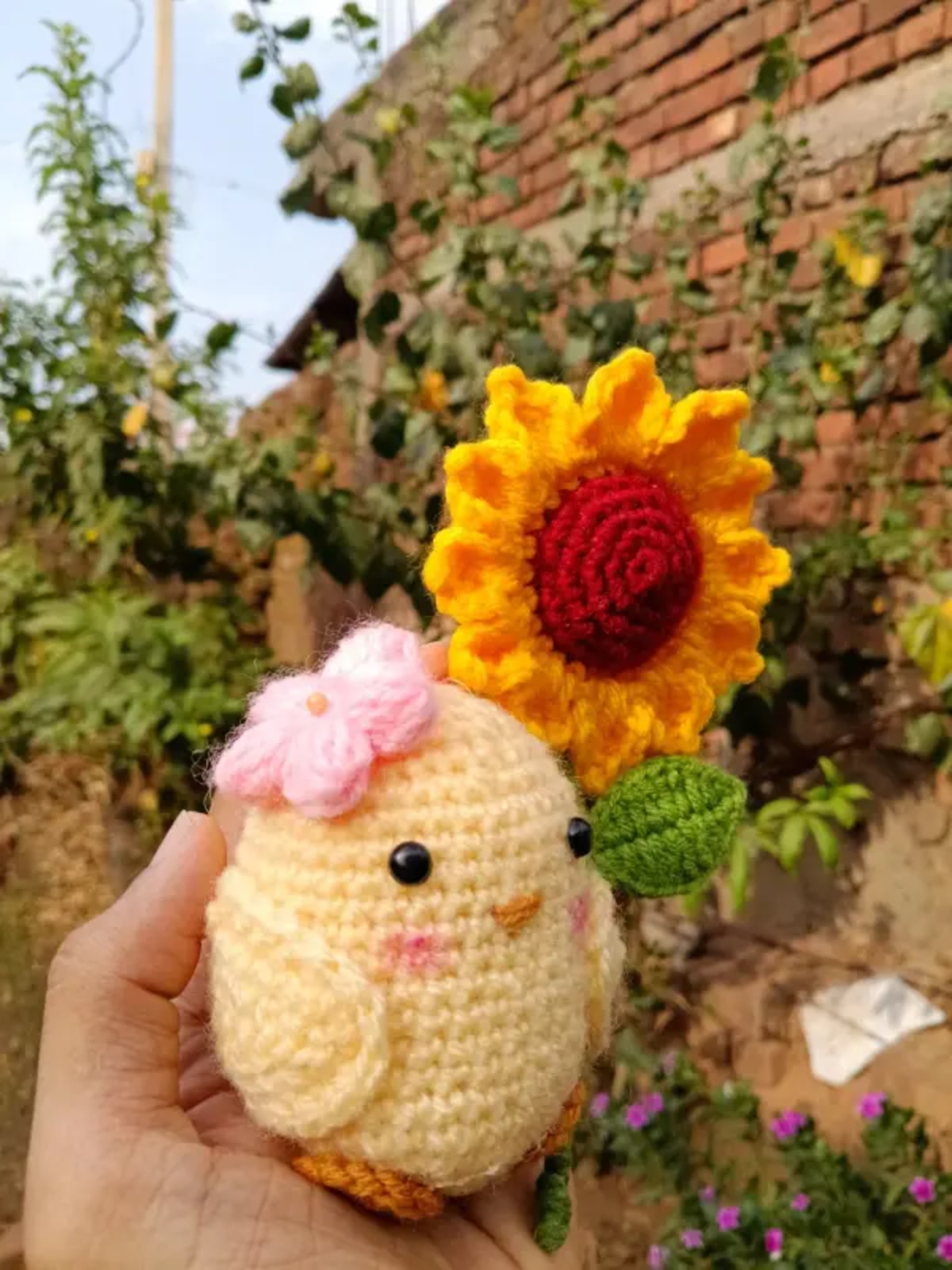 Chick with sunflower  — image 3