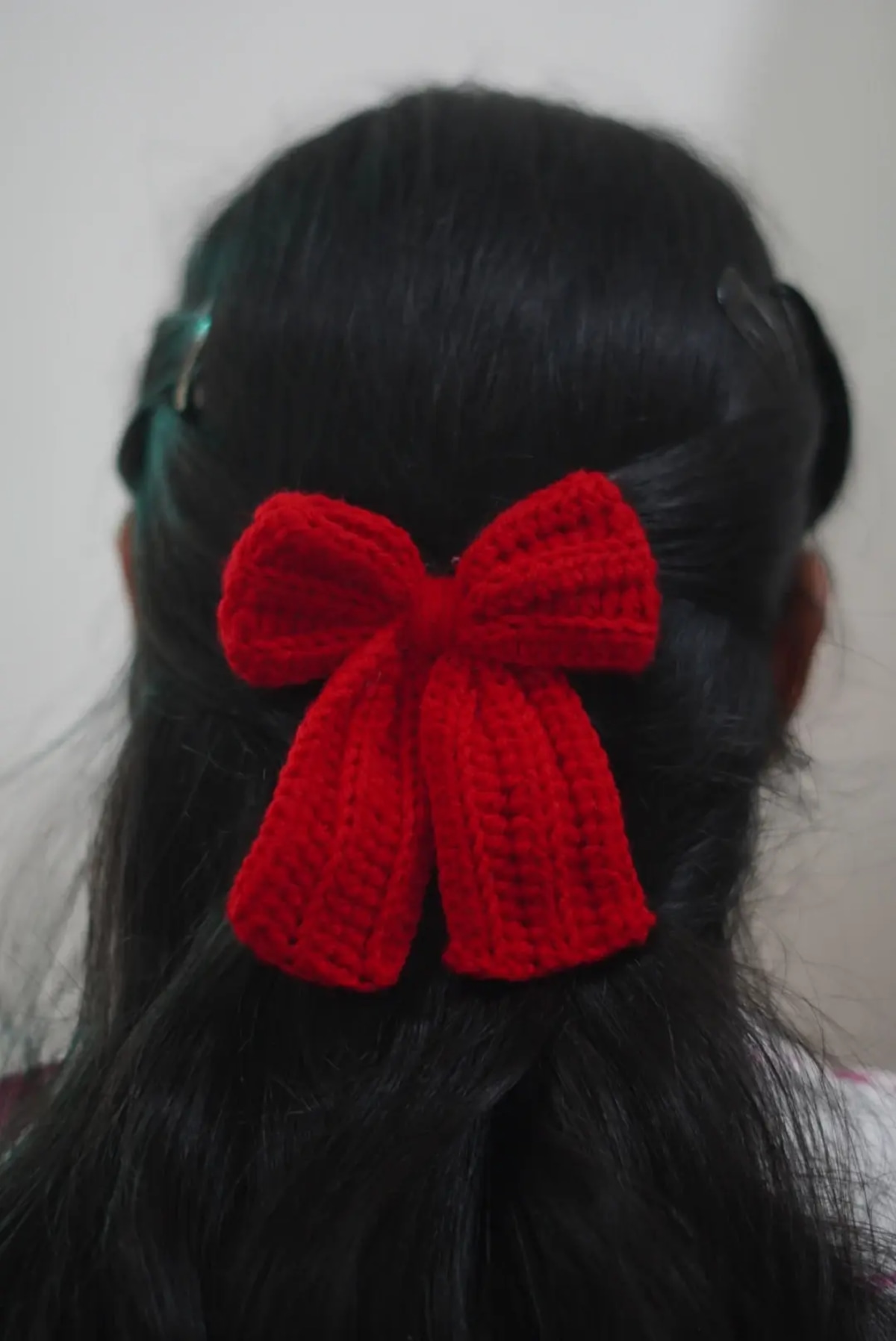 Red bow clip  — image 1