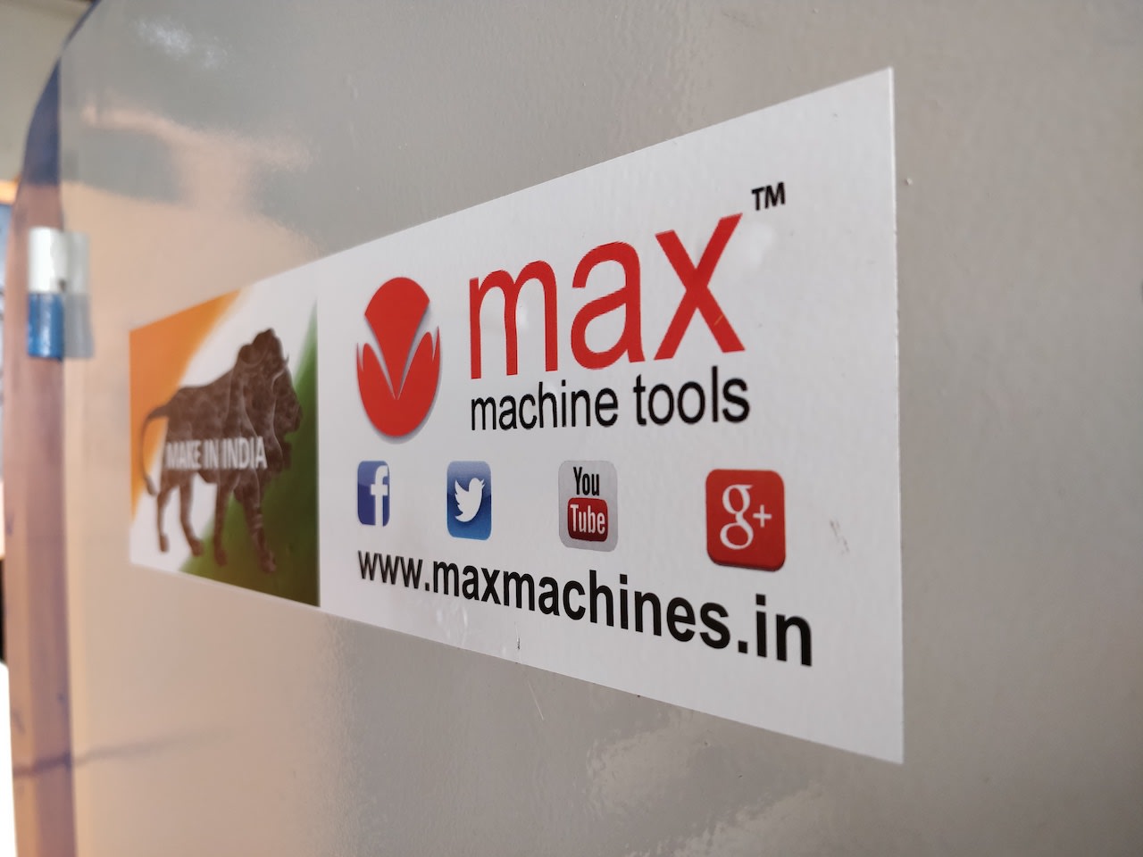 PRG Brand - High Precision Vertical Bandsaw Machine - Steel Body - Image 7