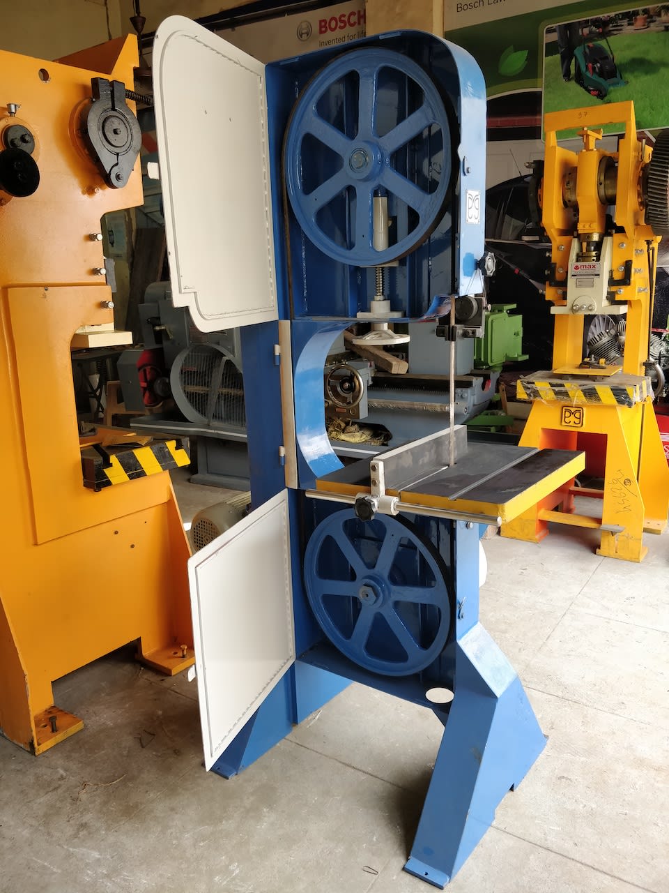 PRG Brand - High Precision Vertical Bandsaw Machine - Steel Body - Image 8