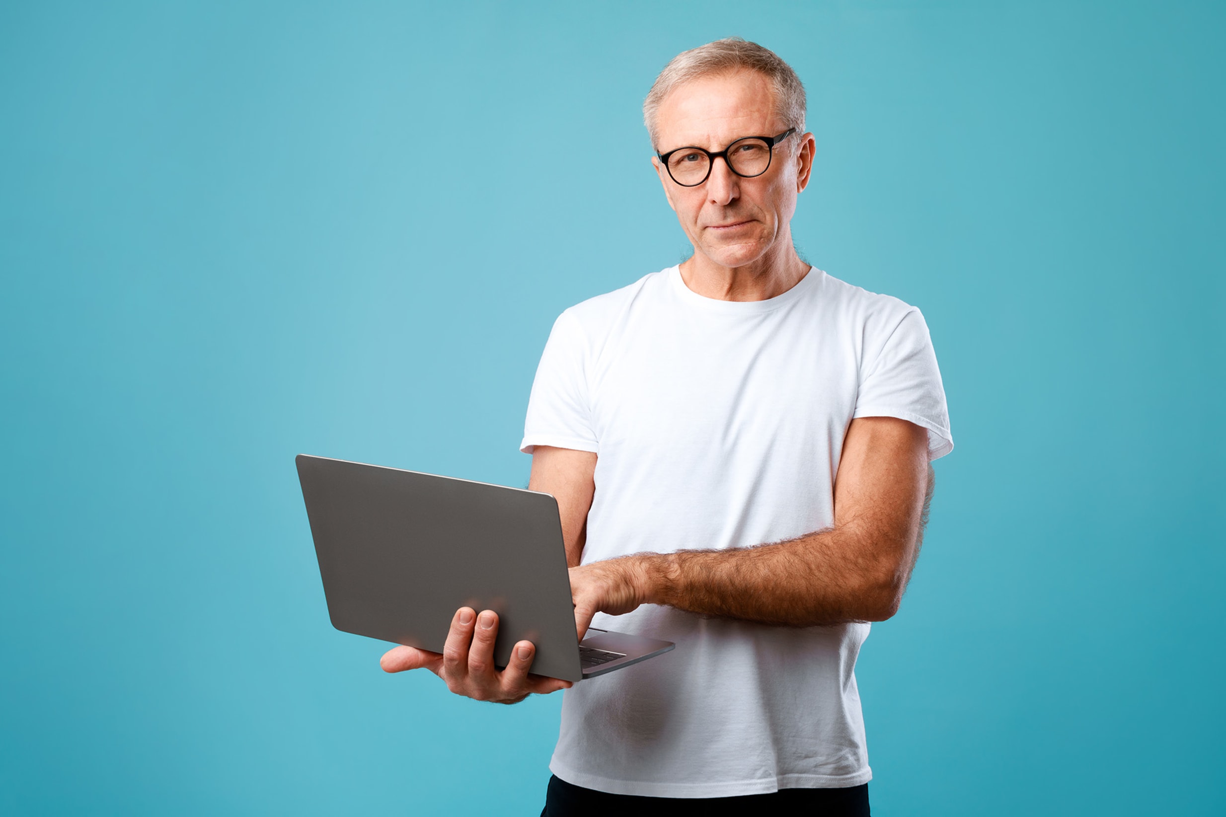 Man explaining medentic QES connect app