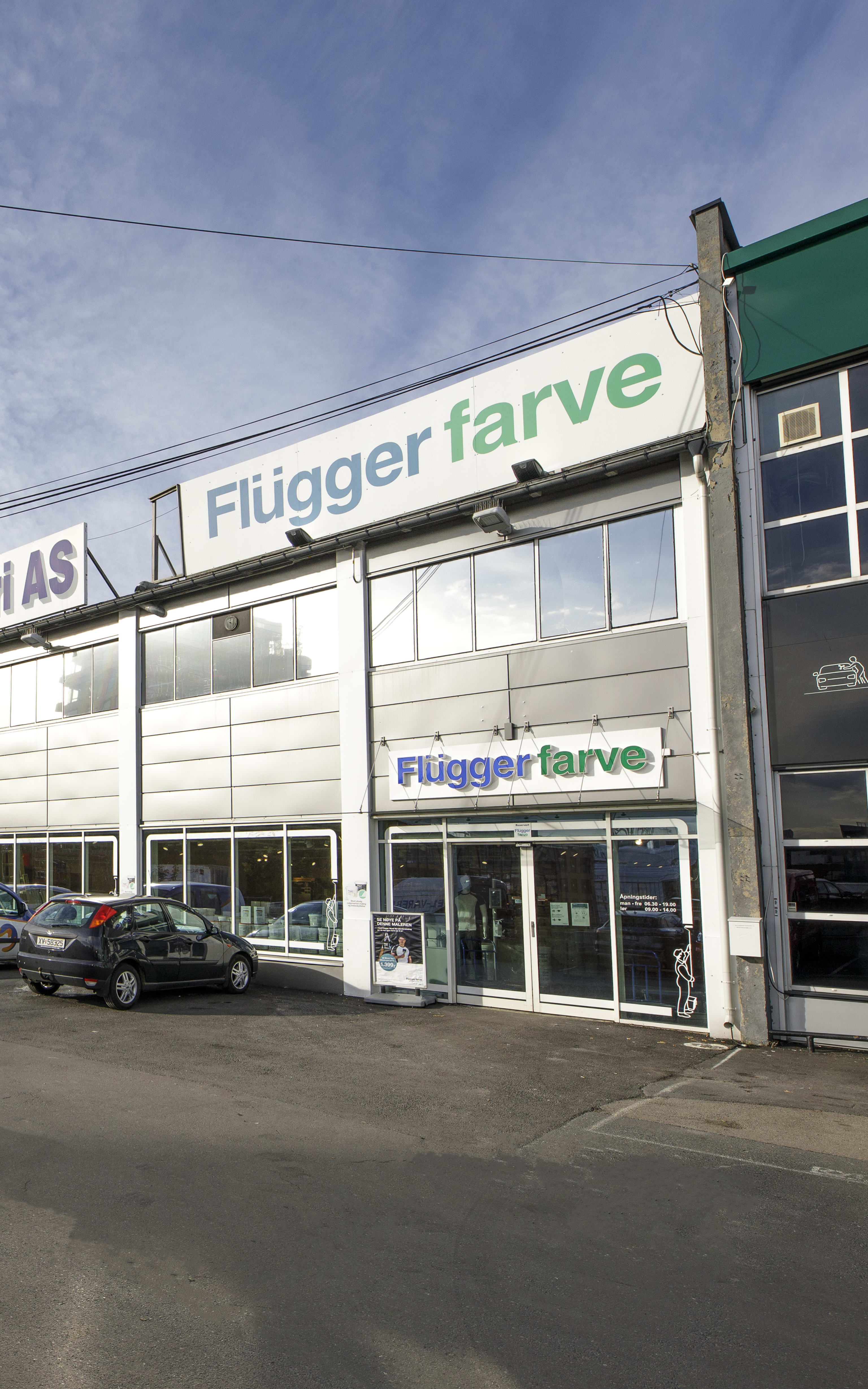 Ensjøveien 11 fasade utsiden av næringsbygg med parkering utenfor