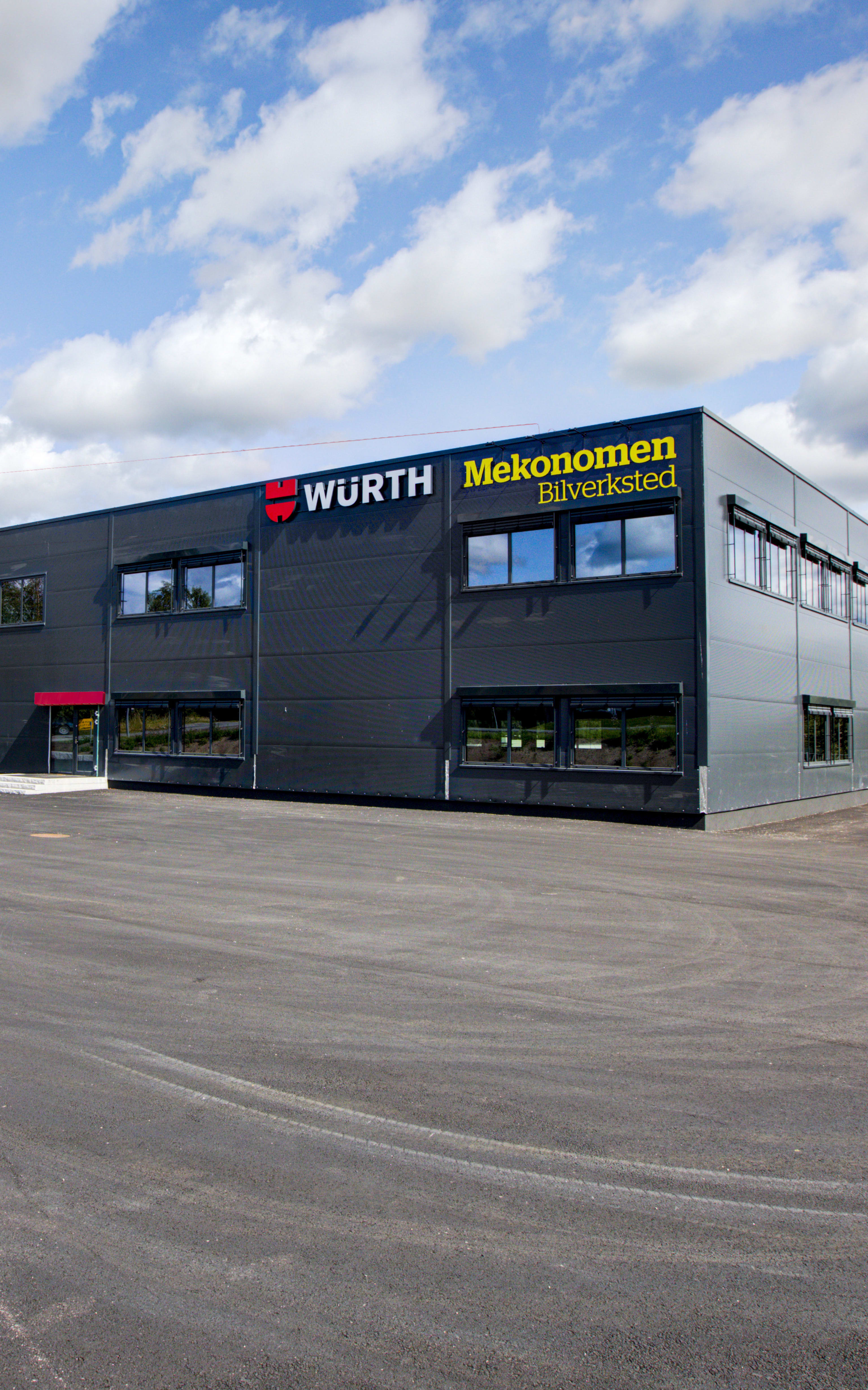 Nordby Næringspark fasade utenfor med parkering