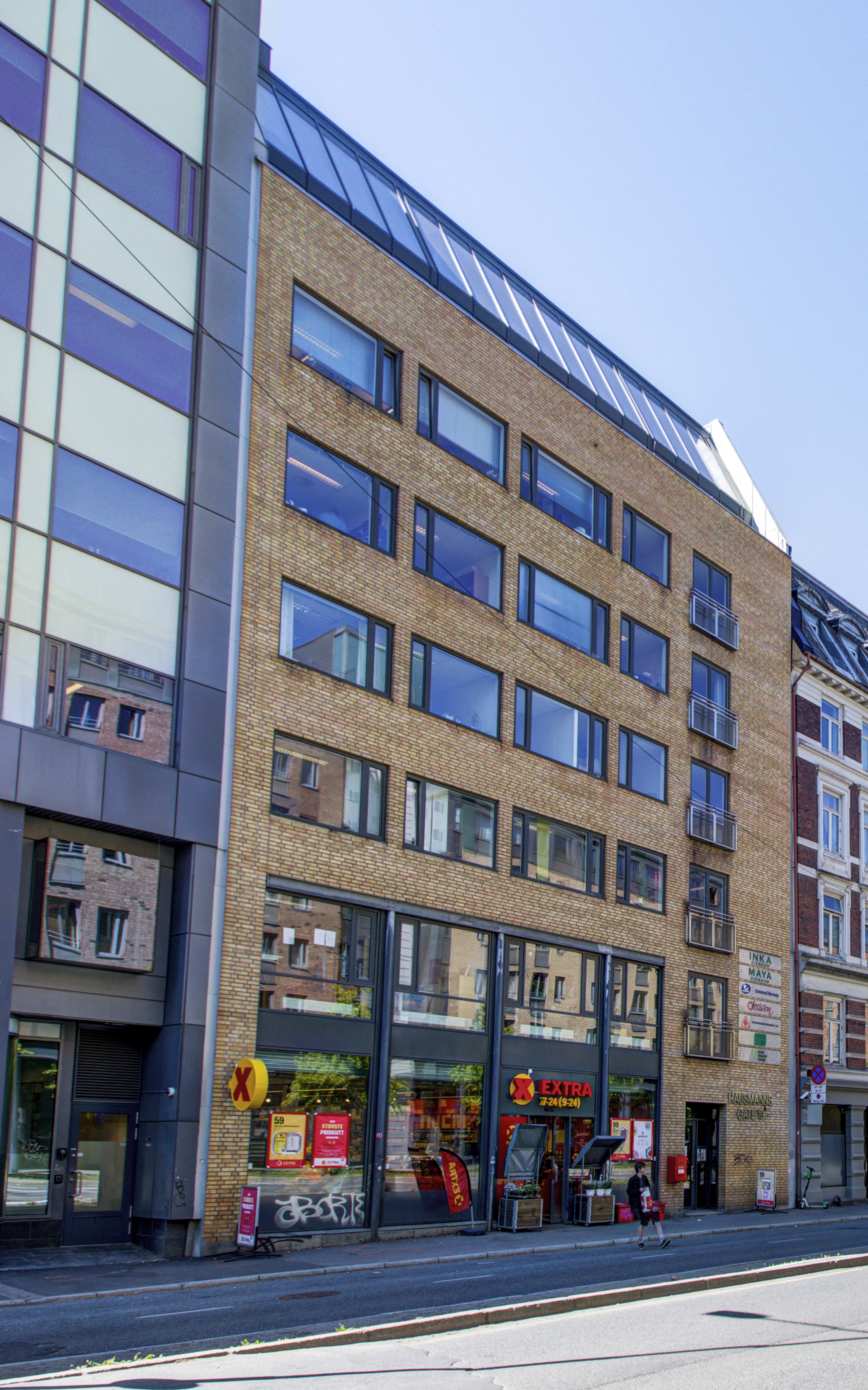 Hausmannsgate 19 fasade næringsbygg fra gate mot Calmeyers gate og lyskryss