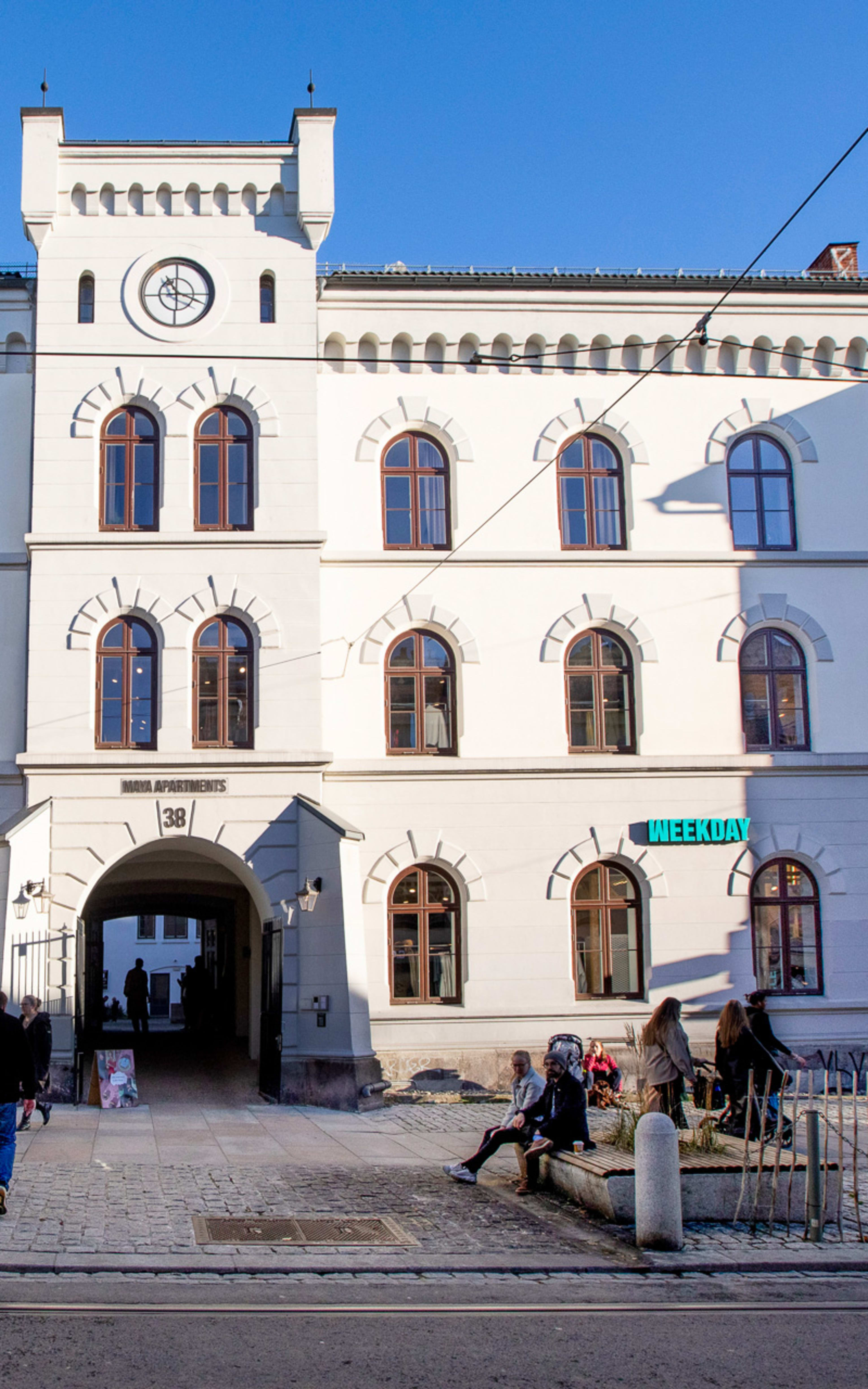 Fasadebygg utvendig sett fra gate på dagtid