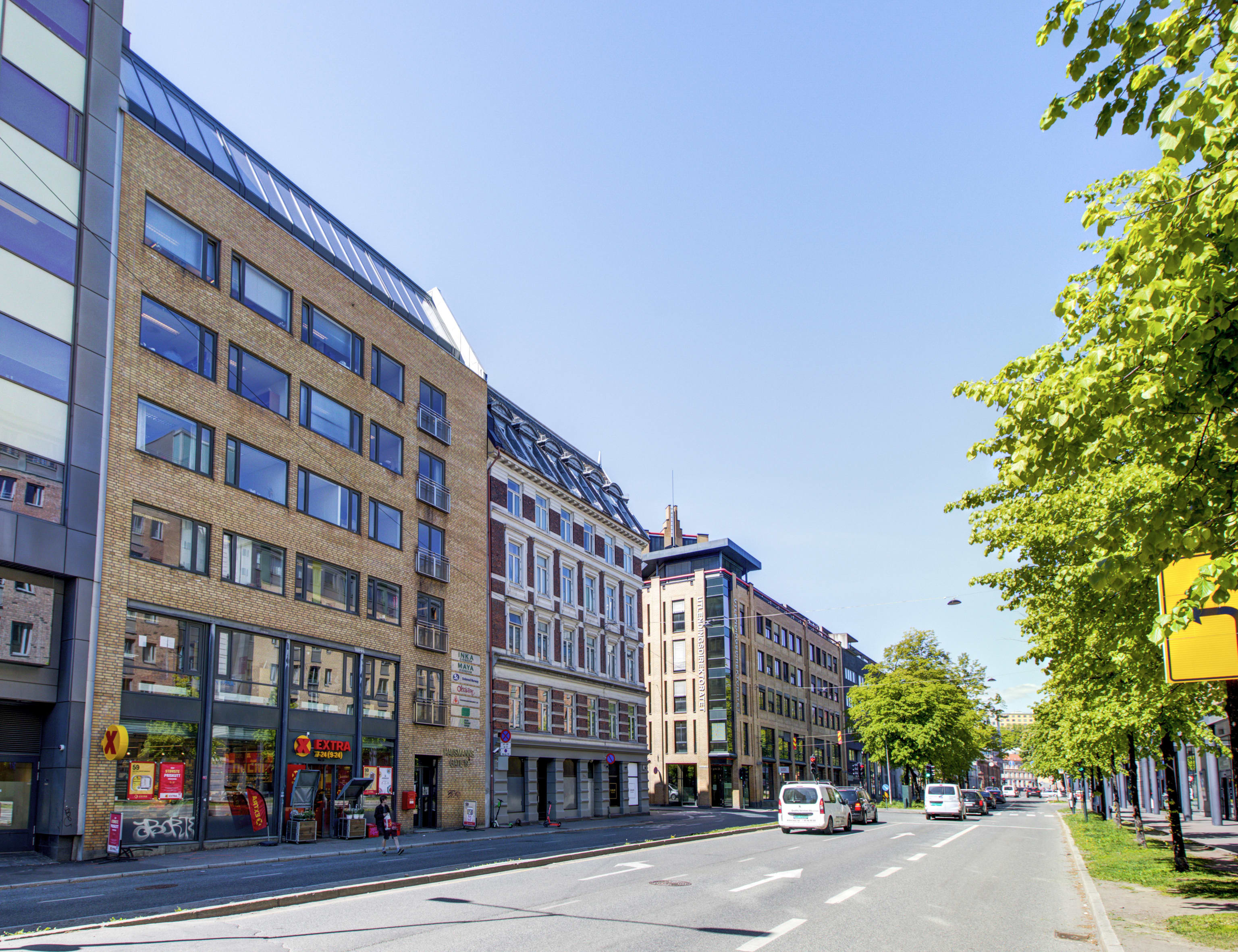 Hausmannsgate 19 fasade næringsbygg fra gate mot Calmeyers gate og lyskryss