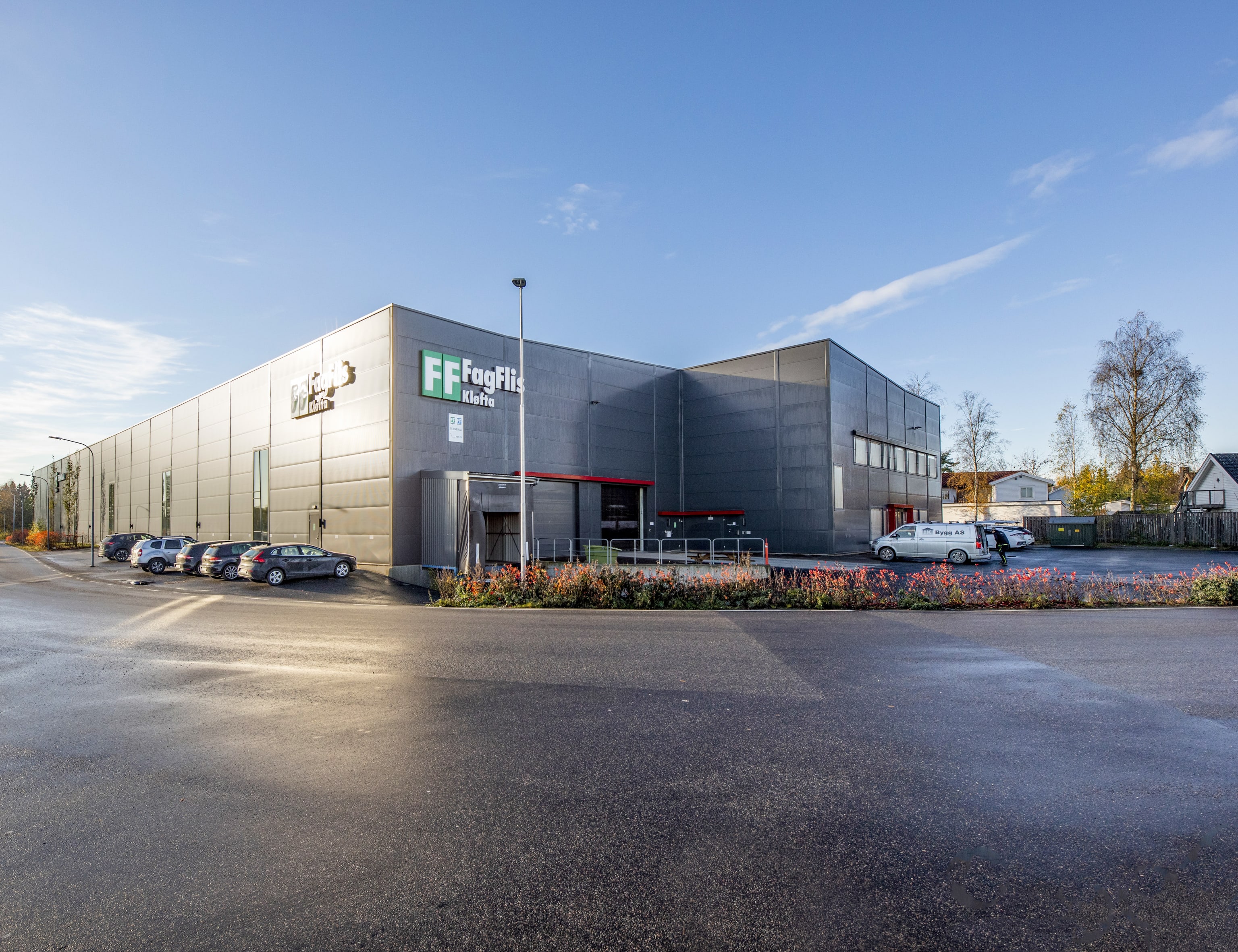 Fasade næringsbygg med parkering