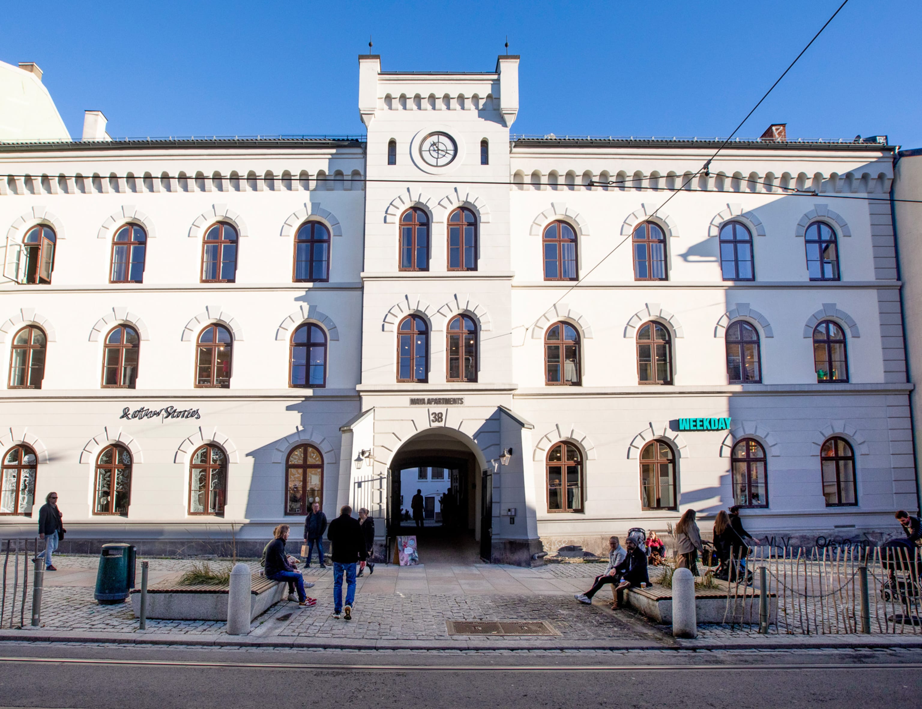 Fasadebygg utvendig sett fra gate på dagtid