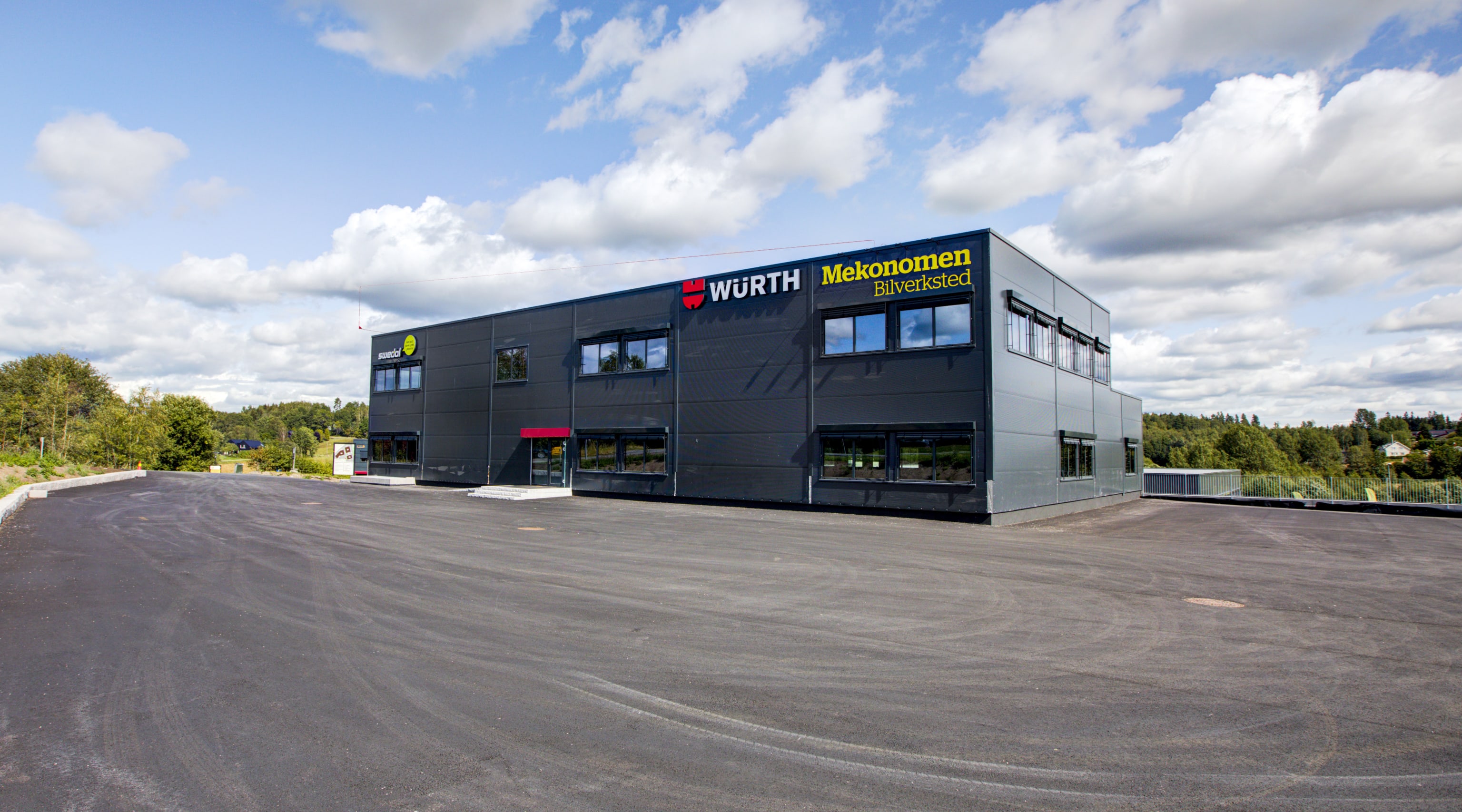 Nordby Næringspark fasade utenfor med parkering