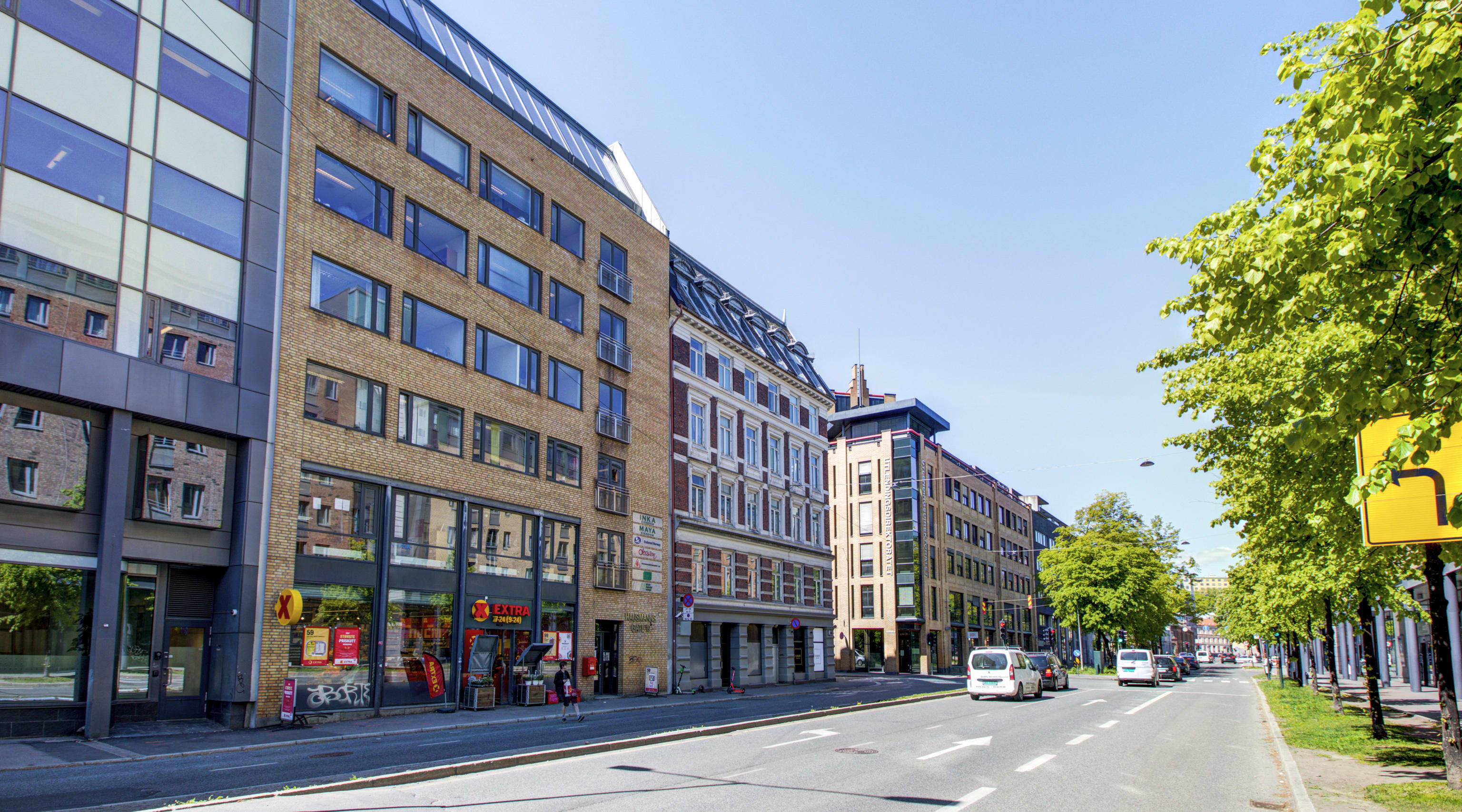 Hausmannsgate 19 fasade næringsbygg fra gate mot Calmeyers gate og lyskryss