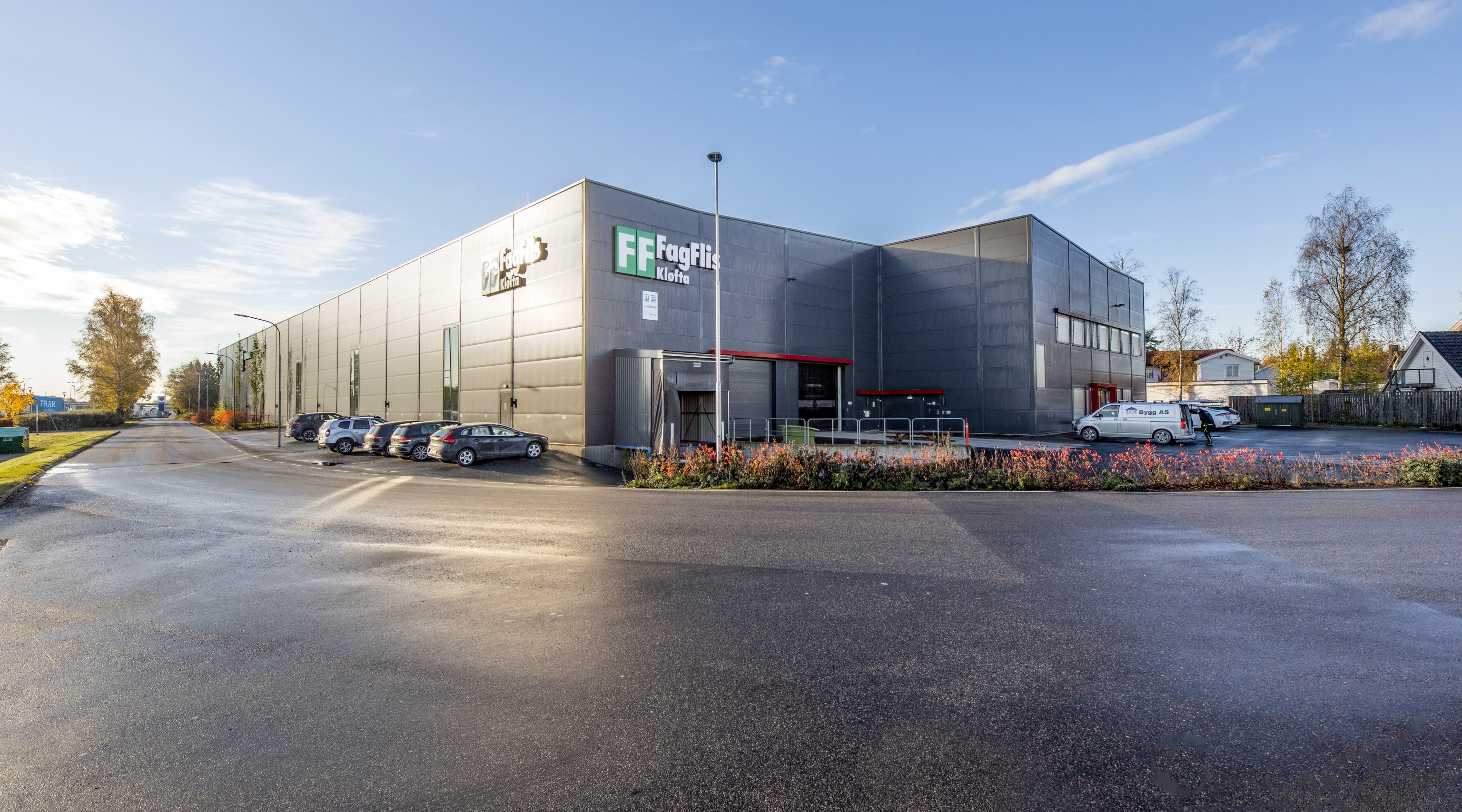 Fasade næringsbygg med parkering