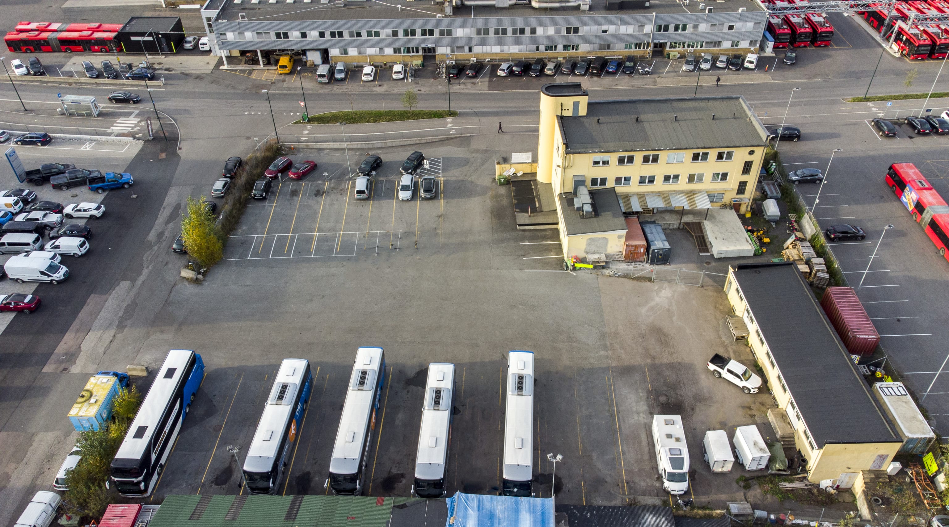 Strømsveien 137 eiendommen og næringsbygg sett fra drone