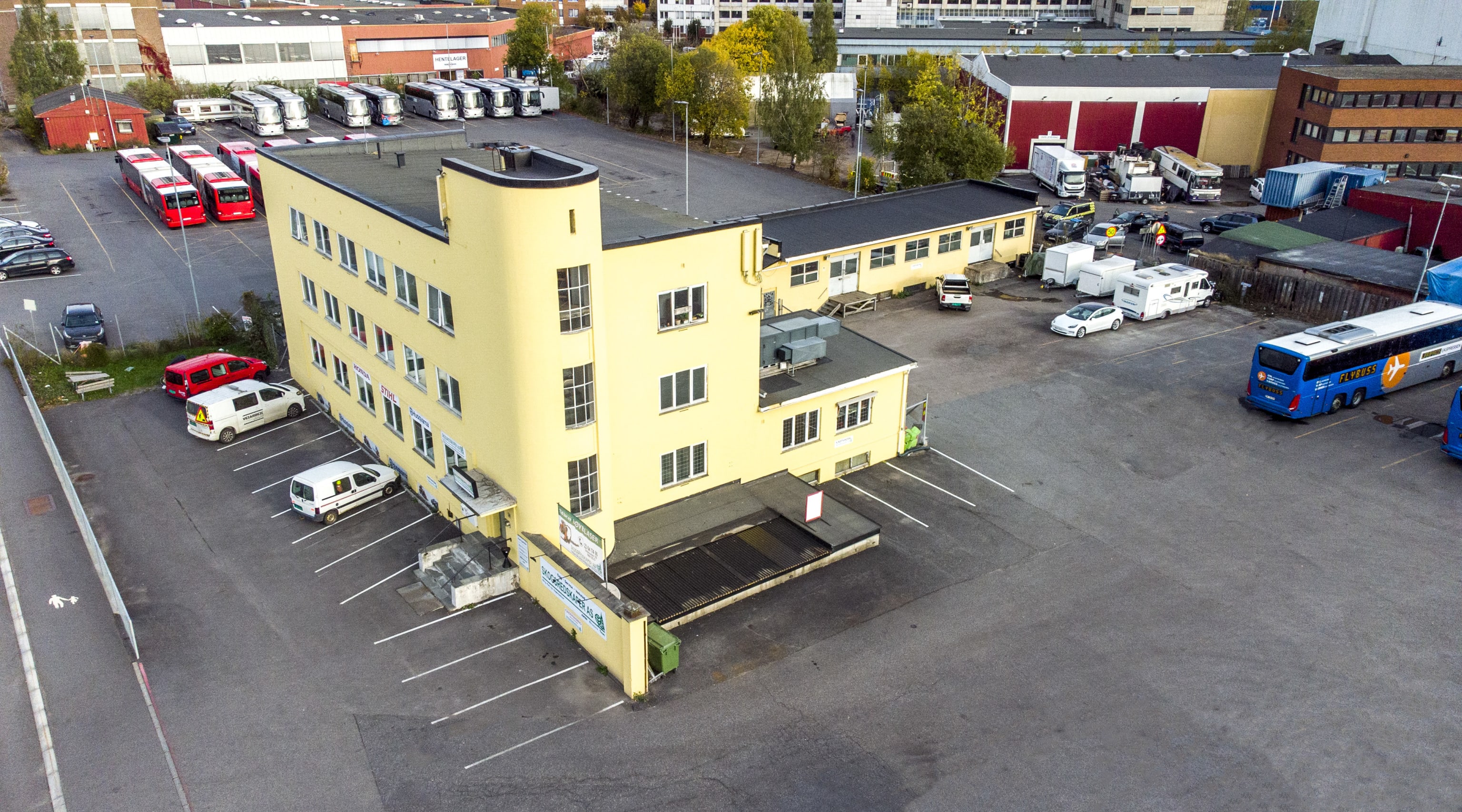 Strømsveien 189 fasade næringsbygg sett fra drone
