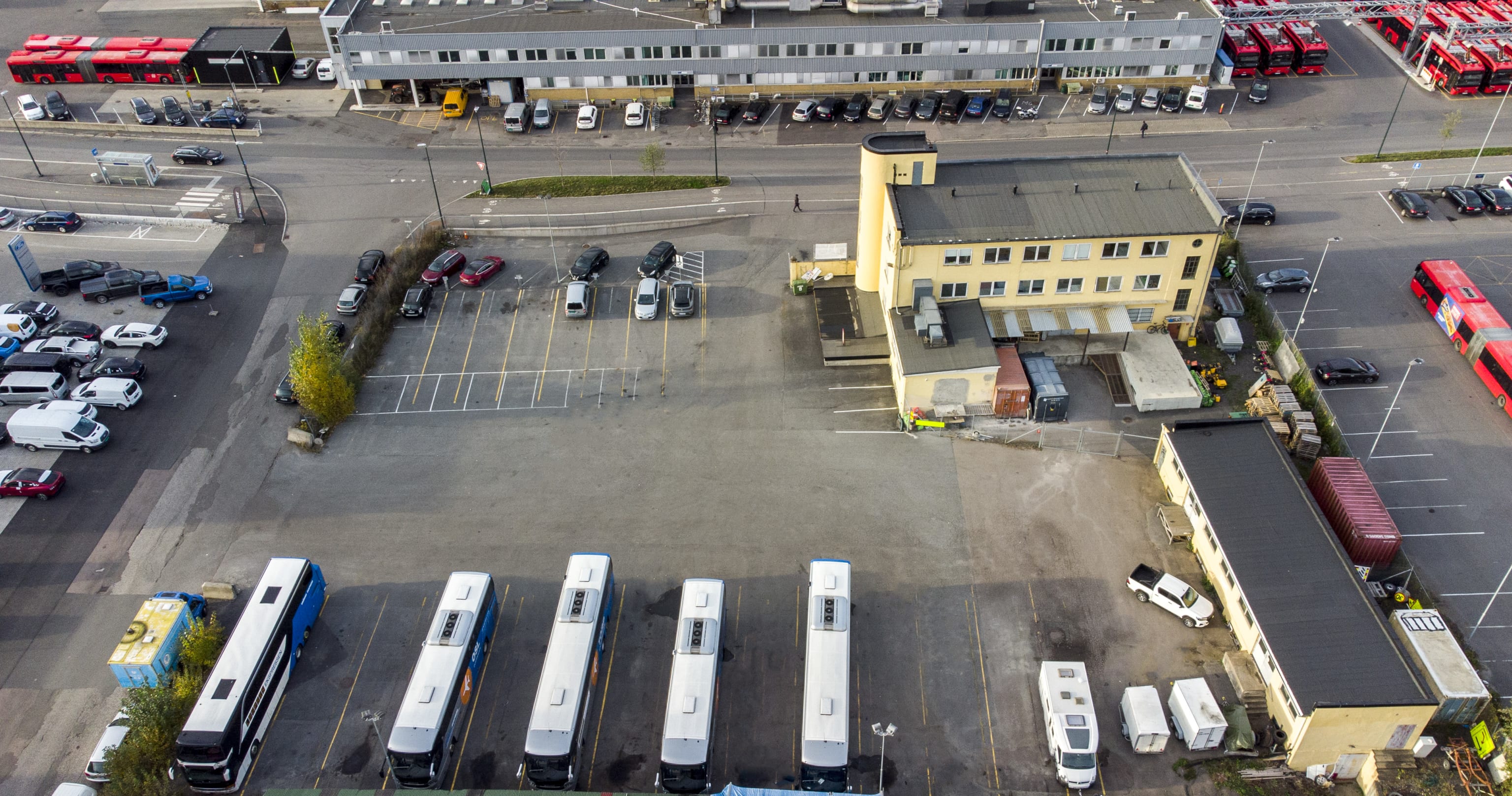 Strømsveien 137 eiendommen og næringsbygg sett fra drone