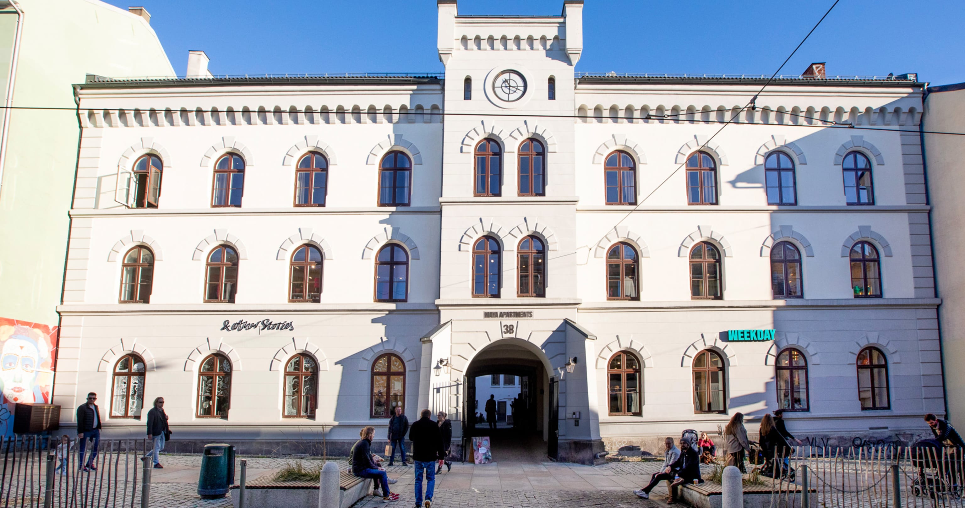 Fasadebygg utvendig sett fra gate på dagtid