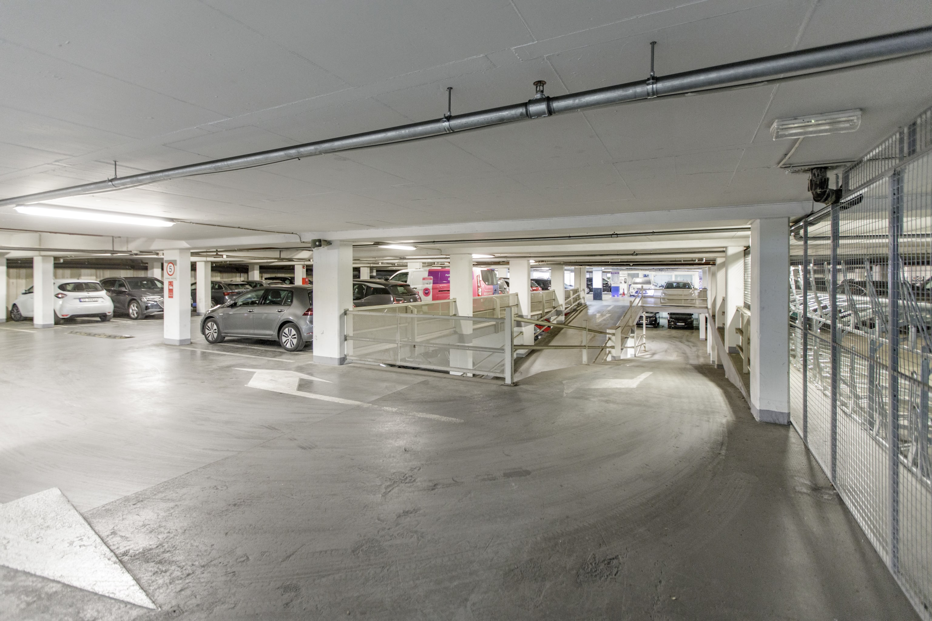 Inne i parkeringshuset U1